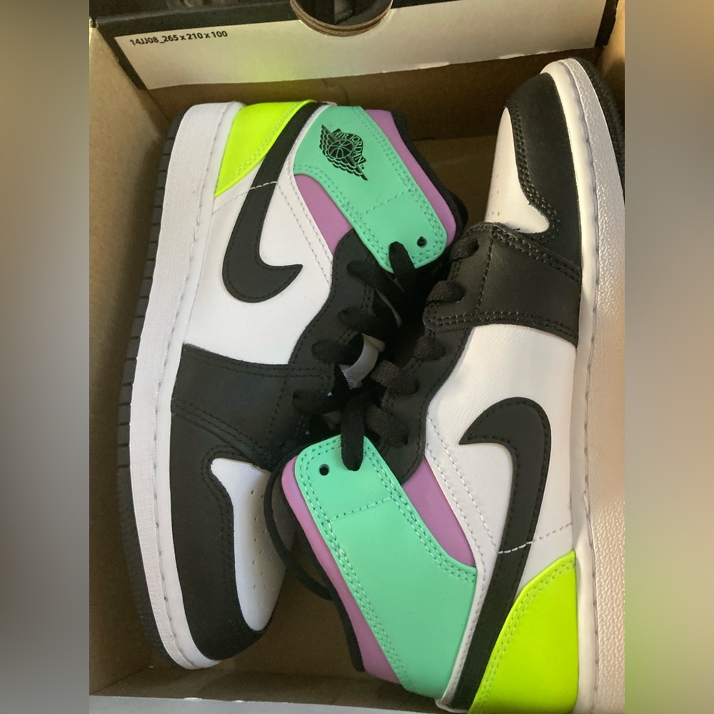 Big Kids Jordan’s in original condition. I purchased the shoes & they were big.